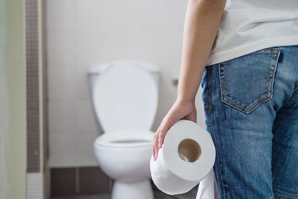 Bác sĩ cũng khuyến nghị những ai gặp phải tình trạng phân màu đỏ, đen hoặc bạc nên đến bệnh viện thăm khám ngay lập tức.
