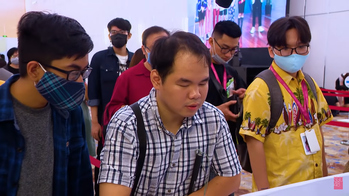 Một fan khiếm thính đến tham dự sự kiện.