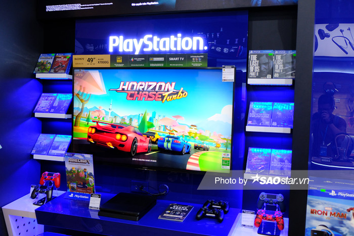 Các mẫu máy PlayStation dĩ nhiên cũng được Sony mang đến Sony Center mới. Điều đáng nói là nó còn có cả hệ thống PlayStation VR để khách tới thăm trải nghiệm các tựa game thực tế ảo.