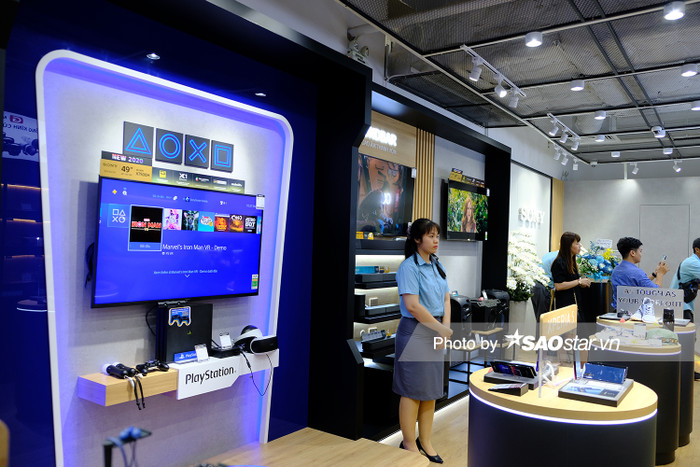 Dù vậy, so với các Sony Center khác, Sony Center Estella được đánh giá là có diện tích nhỏ hơn và tập trung vào hoạt động bán hàng nhiều hơn là trải nghiệm trưng bày thiết bị.