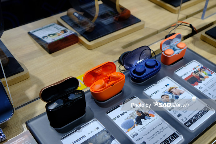 Khu vực trưng bày những chiếc tai nghe true wireless dạng in-ear của Sony như WF-1000XM3, WF-H800, WF-SP800N và WF-XB700.