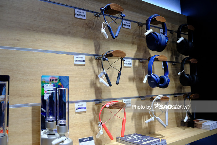 Những thiết bị âm thanh luôn là một đặc trung của Sony. Nhìn chung, không gian trong Sony Center này không quá rộng rãi song cũng đủ để Sony phô diễn được hết sức mạnh ở mảng âm thanh của mình.