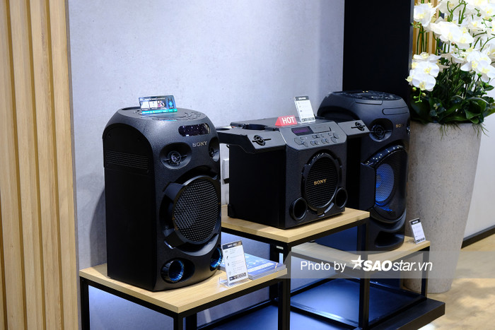 Bên dưới là hệ thống loa thùng với các model như MHC-V02, GTK-PG10 và MHC-V21D. Những chiếc loa kéo kiểu này tuy hầm hố nhưng lại phù hợp với những không gian tiệc tùng lớn.