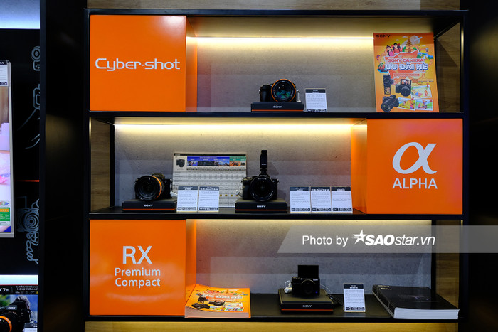 Các mẫu máy ảnh mới nhất thuộc dòng alpha, compact hay siêu zoom của Sony cũng xuất hiện trong Sony Center.