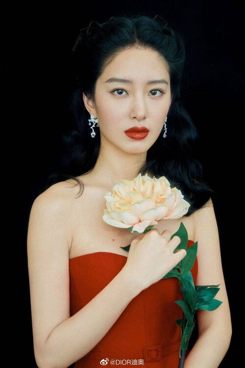 và Dương Thái Ngọc đều diện váy nằm trong BST Đầu thu 2020 của Dior.