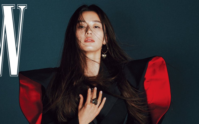 'Mợ chảnh' Jeon Ji Hyun nói về 'Kingdom', việc già đi và gia đình con cái: 'Mỗi chiều đi đón con, chơi đùa và tắm cho chúng' Ảnh 2