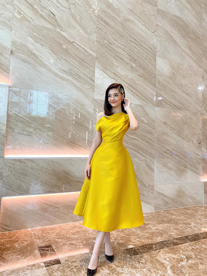 Đụng hàng layout vàng rực với kẹp tóc ánh kim: Kiều Loan đẹp dịu dàng - Khánh Vân thần thái sang chảnh Ảnh 11