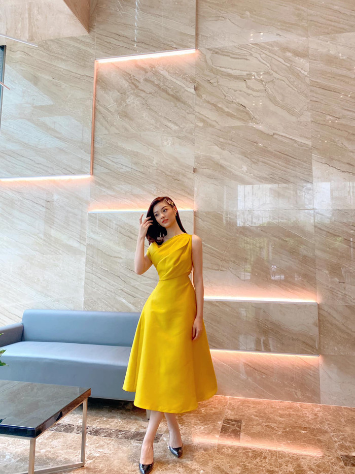 Đụng hàng layout vàng rực với kẹp tóc ánh kim: Kiều Loan đẹp dịu dàng - Khánh Vân thần thái sang chảnh Ảnh 10