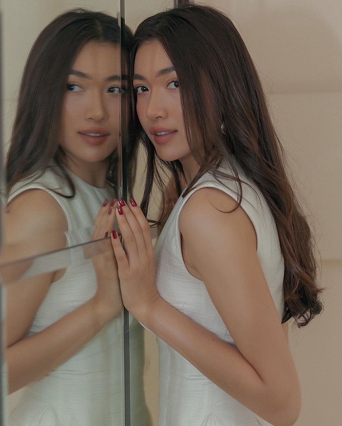 Á hậu Lệ Hằng khoe đẹp quyến rũ với phong cách thời trang nữ tính hiện đại.