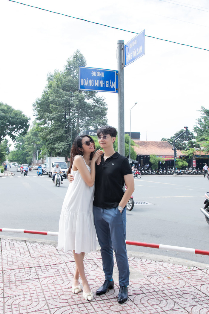 Á hậu Thúy Vân cùng chồng sắp cưới Nhật Vũ và 2 bên gia đình xui gia đến thăm các con đường gắn liền với tên tuổi lớn trong dòng họ trước đám cưới.