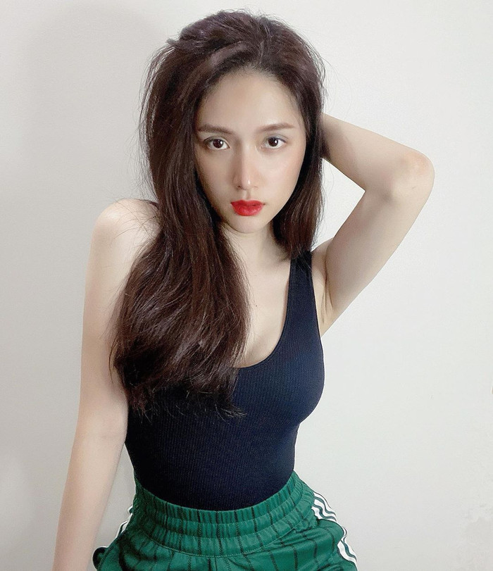 Hoa hậu Hương Giang diện style thể thao khoe hình thể khỏe khoắn cùng style trang điểm tự nhiên đầy sức sống.