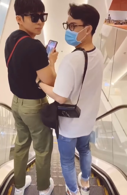 Jun và Nhân tay trong tay thắm thiết