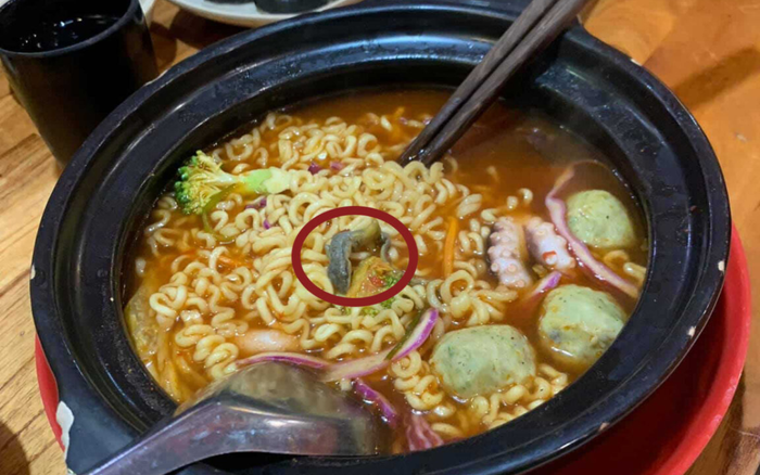 Nữ sinh phát hiện thằn lằn trong tô mì cay và thái độ bất ngờ của chủ quán Ảnh 2