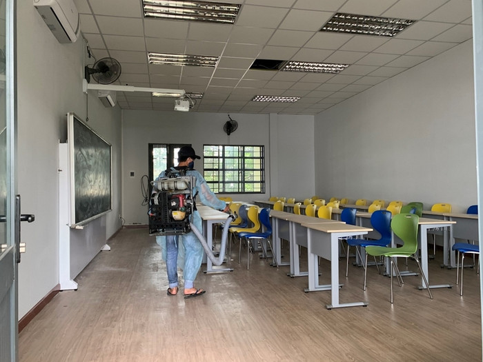 Trường ĐH Bách khoa Đà Nẵng tiến hành phun hóa chất khử trùng tại khu vực giảng đường, phòng học, hội trường