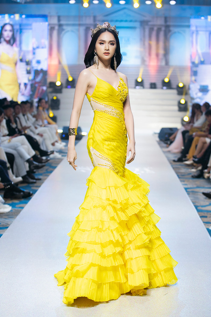 Không phải là siêu mẫu nhưng Hương Giang khiến những khán giả khó tính nhất phải công nhận thần thái sắc lẹm không ai sánh bằng. Giọng ca 'Anh đang ở đâu đấy anh' xinh đẹp như nữ thần khi diện trên mình bộ váy màu vàng rực rỡ. Miss International 2018 còn chứng tỏ đẳng cấp khi phối đồ cực kì ăn nhập. 