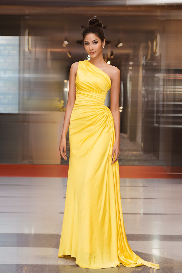 Hoàng Thùy là minh chứng rõ nhất cho sự chuyển mình thành công từ hình ảnh high-fashion sang biểu tượng nhan sắc thực thụ. Diện bộ đầm vàng đơn sắc với kiểu dáng lệch vai ôm sát cơ thể, chân dài xứ Thanh vẫn toát ra một nguồn năng lượng rất tích cực. . 