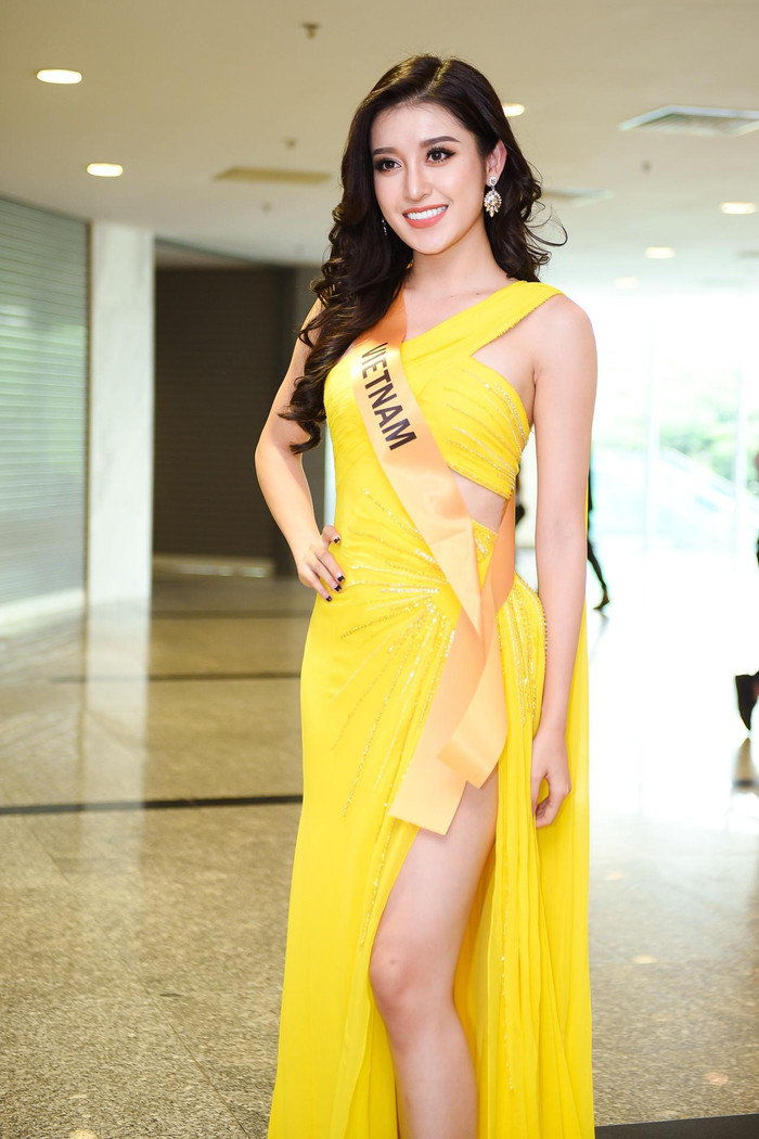 Huyền My may mắn sử hữu một gương mặt đẹp cùng là da trắng không tỳ vết, chính vì vậy những bộ váy màu vàng chanh neon rất phù hợp với Top 10 Miss Grand International 2017.