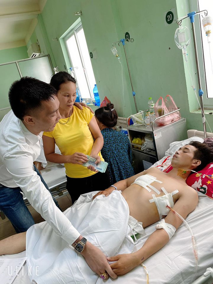 Anh Q. đang nằm điều trị tại bệnh viện, được nhiều người giúp đỡ sau sự việc.
