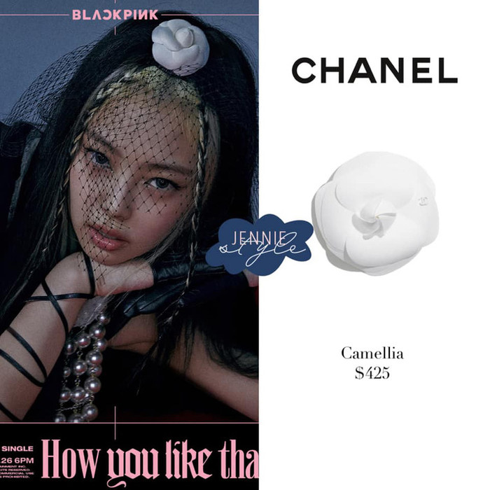 Trong hình ảnh chụp cho bìa album How you like that, Jennie cũng được stylist ưu ái gắn bông Chanel Camellia trên tóc thế này