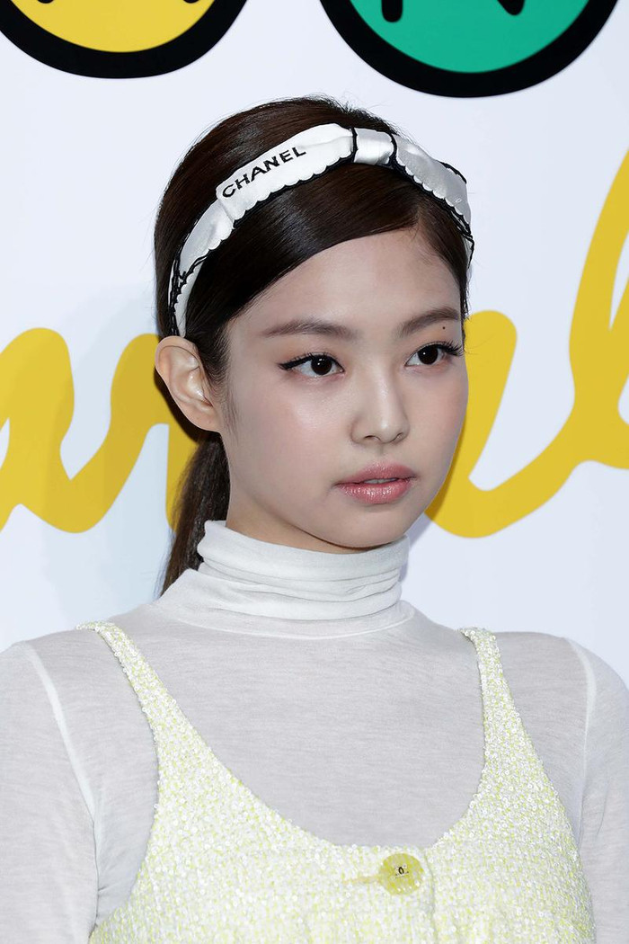Jennie từng dùng dây ruy băng làm thành băng đô cài tóc khi dự sự kiện Chanel