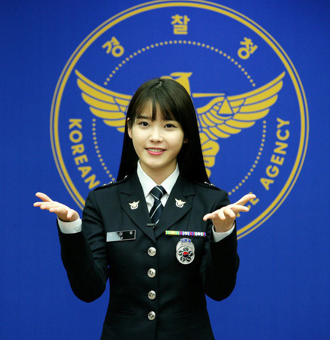 Vào ngày 15/2/2013, IU đã được trao chứng nhận chức danh Sĩ quan cảnh sát cấp cao danh dự tại lễ Trao Huân chương cảnh sát của Cơ quan Cảnh sát Quốc gia tại Seodaemungu (Seoul - Hàn Quốc)