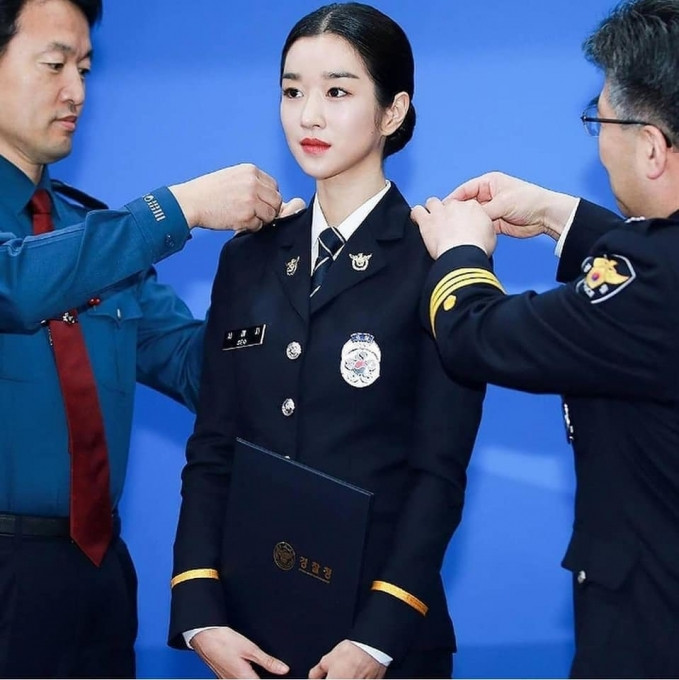 2 nữ sĩ quan xinh đẹp nhất của làng phim Hàn Quốc: IU được fan Suli khen ngợi, Seo Ye Ji gây choáng ngợp Ảnh 10