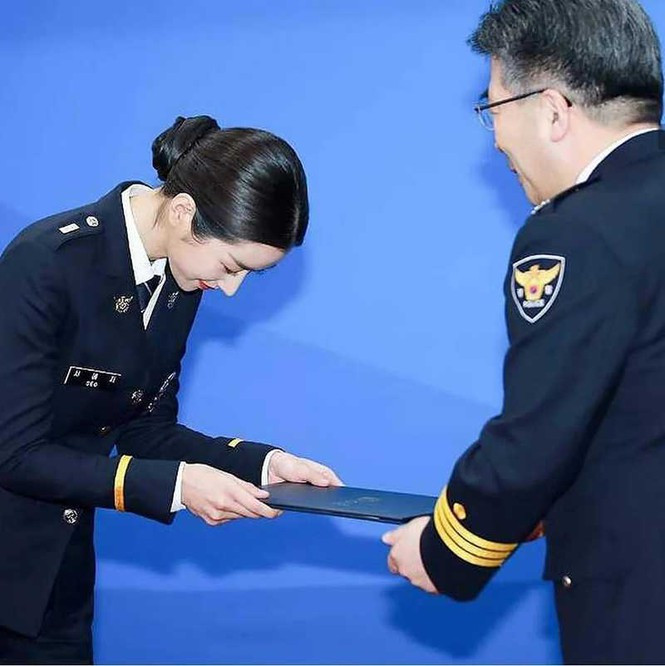 2 nữ sĩ quan xinh đẹp nhất của làng phim Hàn Quốc: IU được fan Suli khen ngợi, Seo Ye Ji gây choáng ngợp Ảnh 11