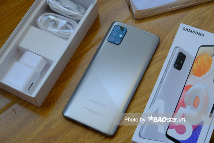 Chiếc điện thoại của Samsung còn được trang bị pin dung lượng 4.000 mAh kèm theo cục sạc nhanh 15W. Trong vài năm trở lại đây, sạc nhanh dần trở thành một tính năng phổ biến trên cả các dòng smartphone Android tầm trung. Ngoài ra, bên trong hộp máy còn có cáp sạc và tai nghe.