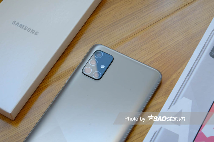 Ở mặt lưng, Samsung Galaxy A51 có cụm 4 camera sau được bố trí trong một cụm camera lồi lên nằm ở góc trên bên trái. Cụm camera này bao gồm camera chính 48MP cảm biến IMX586, camera góc siêu rộng 8MP, camera đo độ sâu trường ảnh 5MP và camera macro chuyên dụng 5MP. Điều này đồng nghĩa với việc Galaxy A51 có thể xử lý được đa dạng các nhu cầu chụp hình.