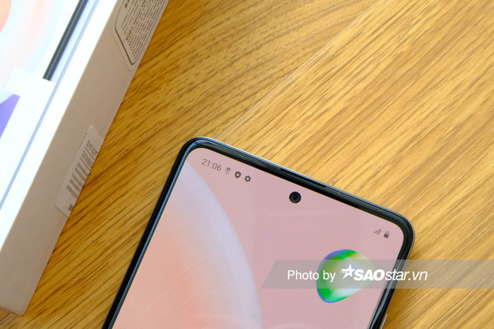 Ở mặt trước, Samsung Galaxy A51 có viền màn hình siêu mỏng. Dù vậy, phần cằm dưới của máy có một chút dày hơn so với ba viền còn lại. Camera trước 32 MP của chiếc điện thoại này được bố trí dưới dạng “nốt ruồi” ở trung tâm phía trên màn hình theo bề ngang. Với thiết kế này, Samsung Galaxy A51 tối ưu được gần như tối đa không gian hiển thị của màn hình cho người dùng.