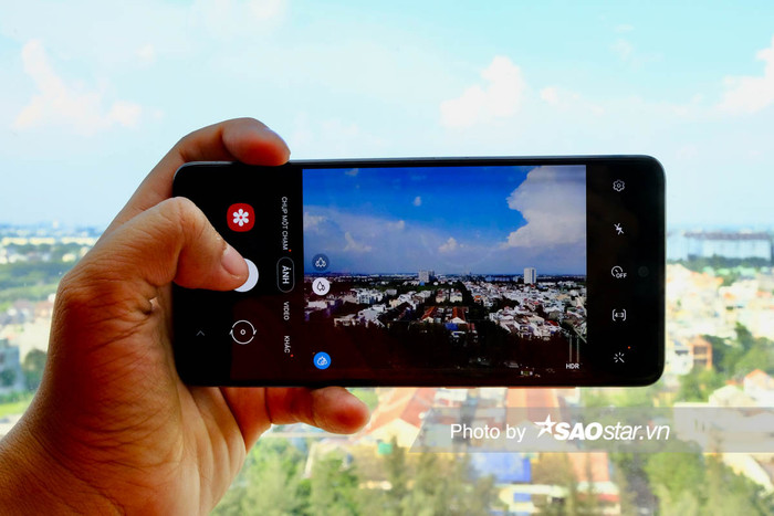 Với tính năng Single Take, người dùng có thể chỉ cần sử dụng từ 3 đến 10 giây cho mỗi lần chụp/ quay nhưng vẫn có thể có tới 10 tấm hình khác nhau hoặc 4 định dạng video khác nhau do trí tuệ nhân tạo (AI) tự động sinh ra. Bằng cách này, điện thoại Samsung có thể cho ra những tác phẩm ưng ý mà người dùng không cần mất công chụp đi chụp lại nhiều lần.