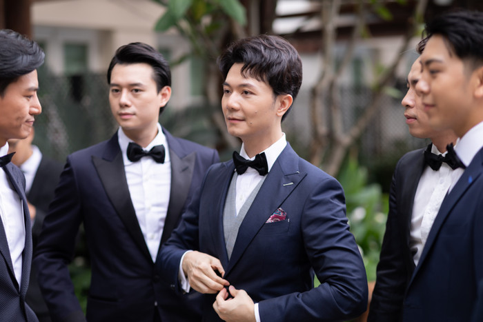 Chú rể Nhật Vũ cực điển trai hôn Thúy Vân ngọt ngào: Hiếu Nguyễn - Anh Dũng sắm vai rể phụ Ảnh 10