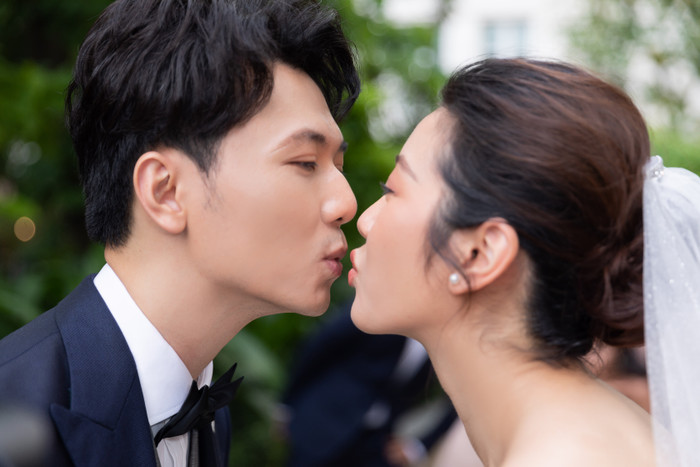 Chú rể Nhật Vũ cực điển trai hôn Thúy Vân ngọt ngào: Hiếu Nguyễn - Anh Dũng sắm vai rể phụ Ảnh 3