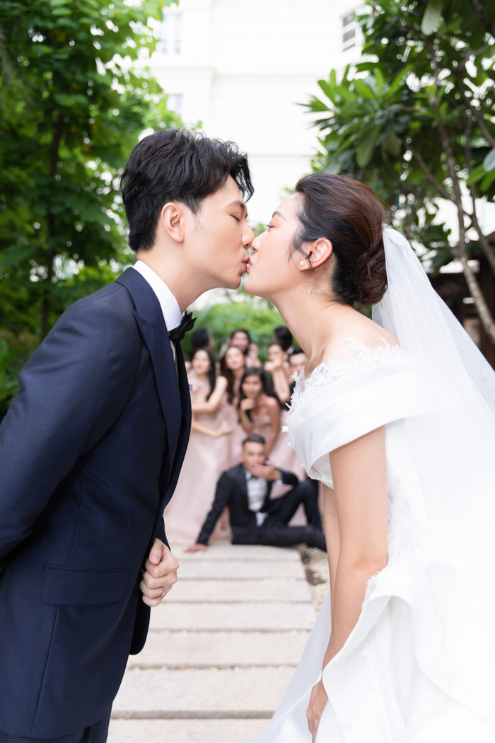 Chú rể Nhật Vũ cực điển trai hôn Thúy Vân ngọt ngào: Hiếu Nguyễn - Anh Dũng sắm vai rể phụ Ảnh 4