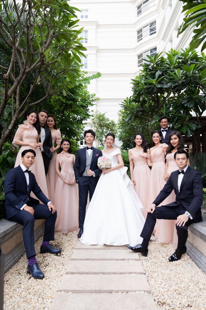 Chú rể Nhật Vũ cực điển trai hôn Thúy Vân ngọt ngào: Hiếu Nguyễn - Anh Dũng sắm vai rể phụ Ảnh 6