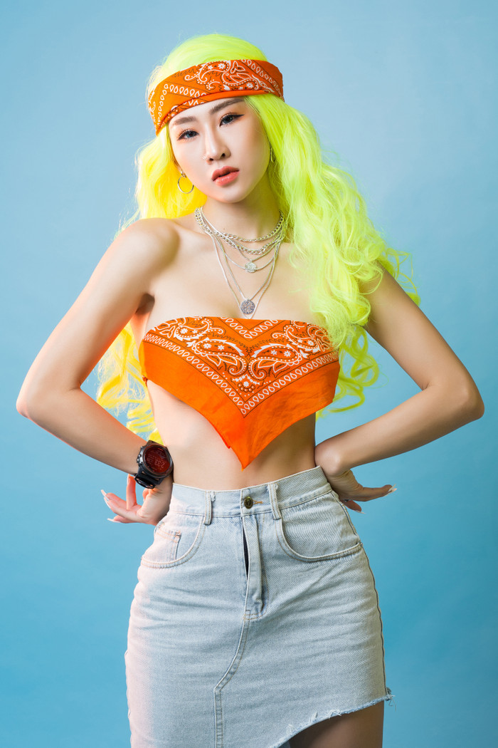 Tại Việt Nam, Oxy cho biết DJ theo đuổi phong cách sexy rất nhiều và dần trở thành xu hướng mặc định: Cứ DJ là phải hở hang, gợi cảm...