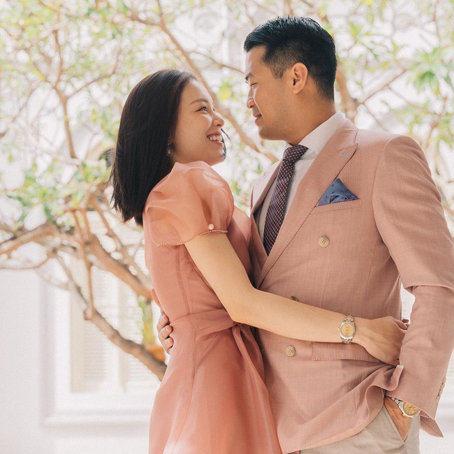 Phillip Nguyễn cho rằng cả hai đã 'không còn thon gọn' như thuở mới yêu nên cần chụp lại một bộ ảnh khác.