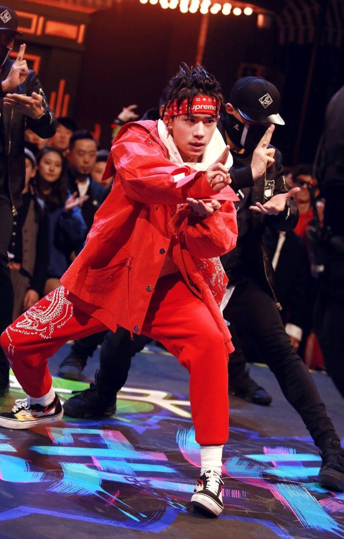 Vương Nhất Bác lên hot search chỉ vì thẳng thừng nhắc thí sinh cần làm lại lớp make-up Ảnh 6