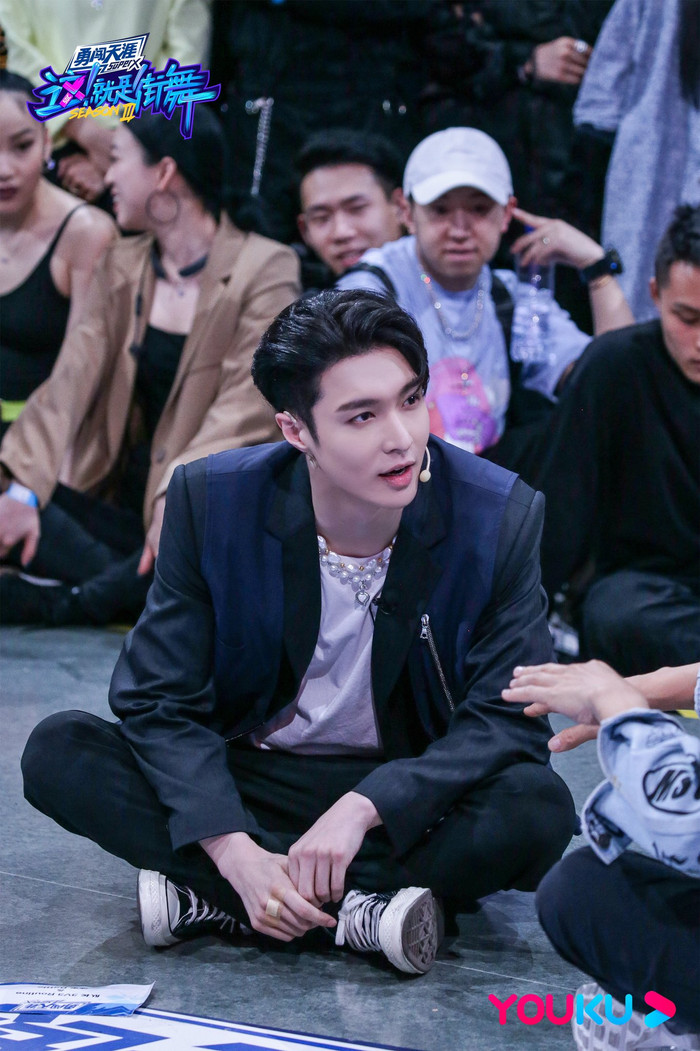 Vương Nhất Bác lên hot search chỉ vì thẳng thừng nhắc thí sinh cần làm lại lớp make-up Ảnh 12