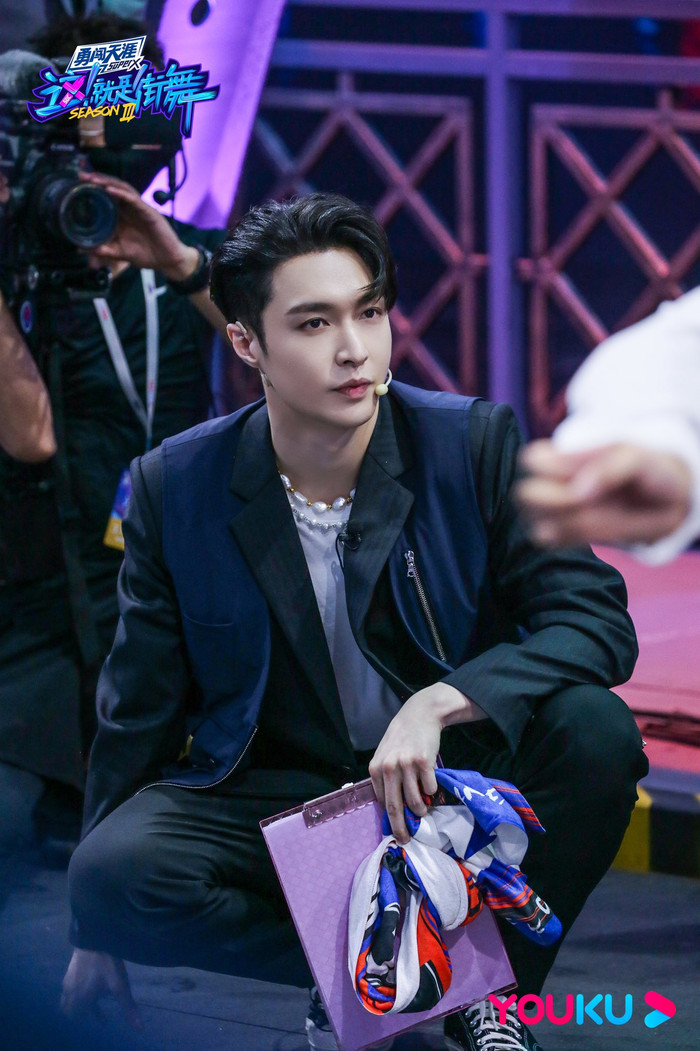 Vương Nhất Bác lên hot search chỉ vì thẳng thừng nhắc thí sinh cần làm lại lớp make-up Ảnh 13