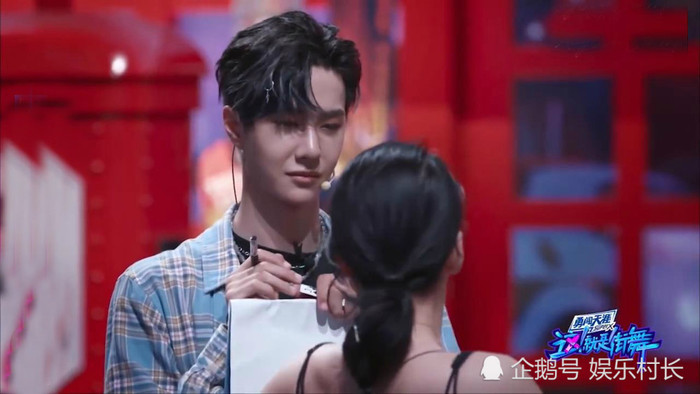 Vương Nhất Bác lên hot search chỉ vì thẳng thừng nhắc thí sinh cần làm lại lớp make-up Ảnh 24