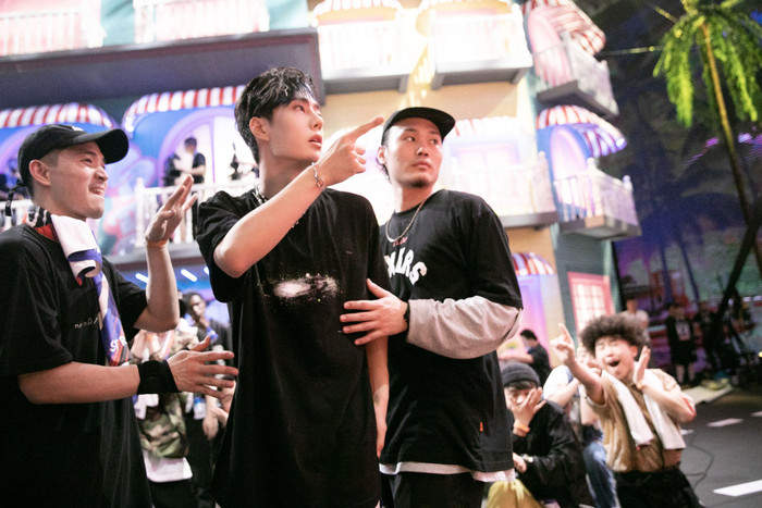 Vương Nhất Bác lên hot search chỉ vì thẳng thừng nhắc thí sinh cần làm lại lớp make-up Ảnh 14