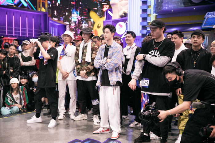 Vương Nhất Bác lên hot search chỉ vì thẳng thừng nhắc thí sinh cần làm lại lớp make-up Ảnh 16