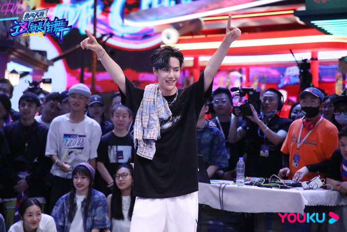 Vương Nhất Bác lên hot search chỉ vì thẳng thừng nhắc thí sinh cần làm lại lớp make-up Ảnh 17