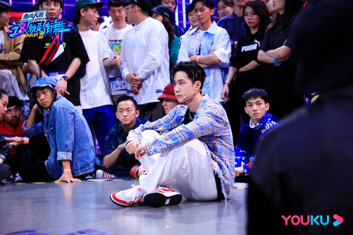 Vương Nhất Bác lên hot search chỉ vì thẳng thừng nhắc thí sinh cần làm lại lớp make-up Ảnh 18