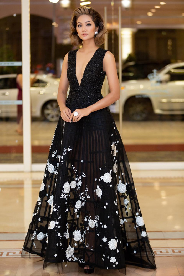 H'Hen Niê - Hoàng Thùy - Mâu Thủy 'bắn ảnh' thần thái: Top 3 Miss Universe Vietnam bao năm vẫn đỉnh Ảnh 5