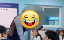 Clip: Vừa được đánh thức sau cơn ngủ gật, nam sinh giật bắn người khi phát hiện đứng trước mặt mình là... thầy Hiệu trưởng Ảnh 2