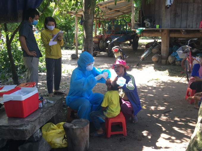 Các cán bộ y tế tiến hành lấy mẫu xét nghiệm bệnh bạch hầu. Ảnh minh họa