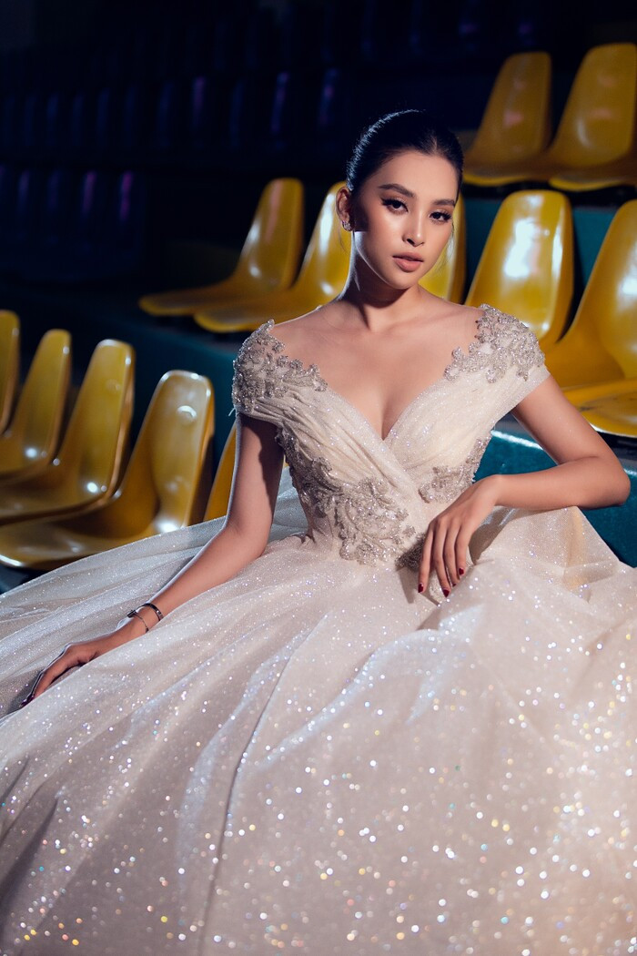 Đường xếp nếp, xẻ ngực diễm lệ khoe khéo làn da trắng, dáng vóc quyến rũ đến chết người của nàng hậu. 