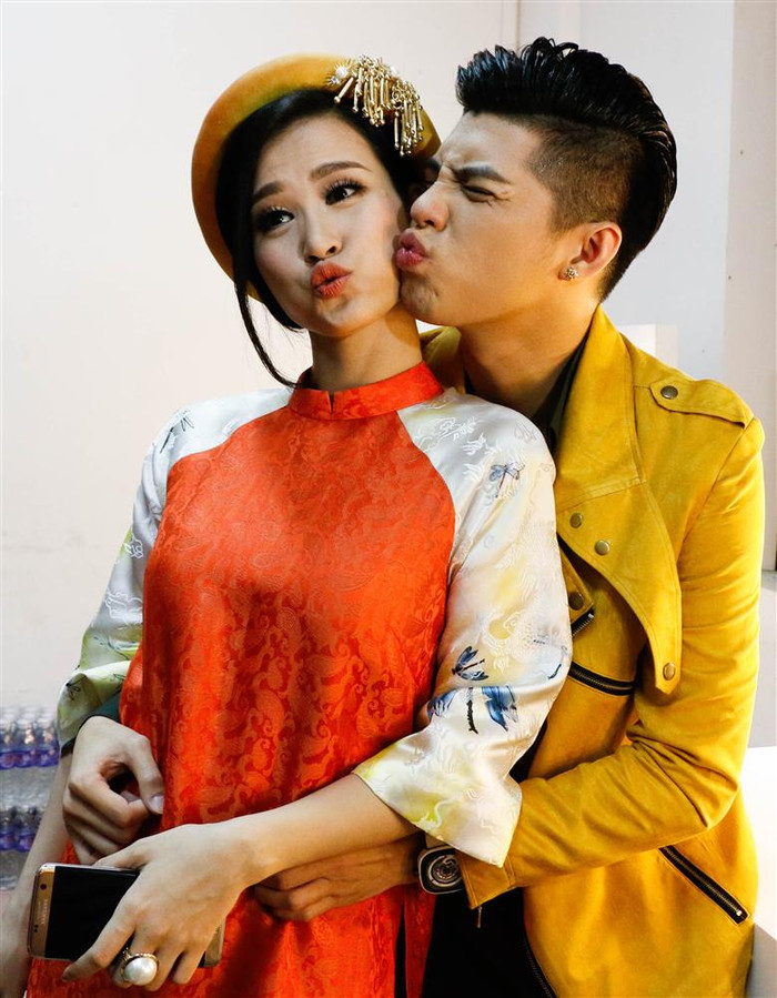 Cứ hễ song ca bản hit này là 'gia đình văn hoá' Noo Phước Thịnh - Đông Nhi bất chấp nắm tay, ôm eo tình tứ Ảnh 3